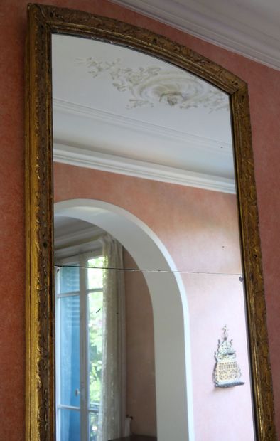 null Grand miroir de dessus de cheminée de forme rectangulaire, le fronton cintré...
