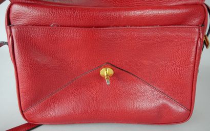 null LANCEL Paris Made in Italy

Shoulder bag in red leather opening to an envelope...