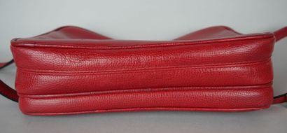 null LANCEL Paris Made in Italy

Shoulder bag in red leather opening to an envelope...