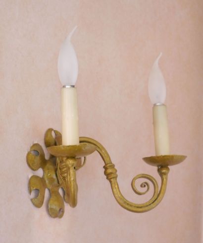 null Lot of sconces in gilded metal including : 

A pair of sconces with 3 arms of...