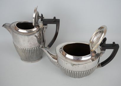 null Cafetière et théière en métal argenté anglais à décor de godrons dans la partie...