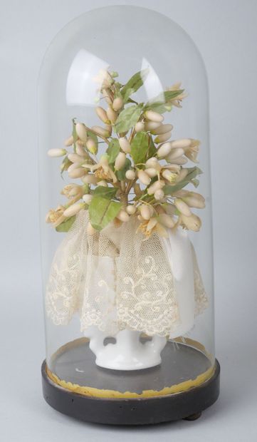 null PARIS

Vase de marié en porcelaine blanche et or sous un globe en verre reposant...