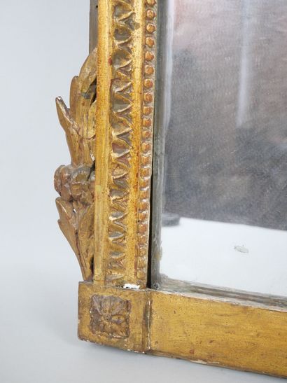 null Carved wood and gilded stucco mirror decorated with friezes of rais-de-coeur...