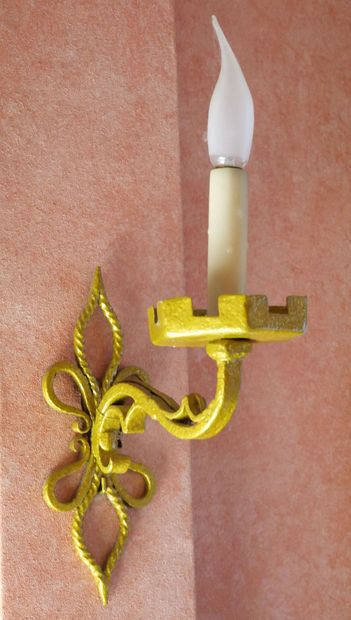 null Lot of sconces in gilded metal including : 

A pair of sconces with 3 arms of...