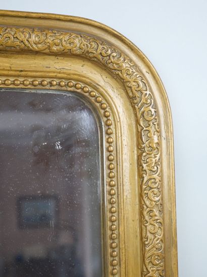 null Mirror in gilded wood of curved form with decoration of friezes of pearls and...