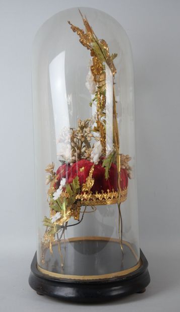 null Groom's globe under glass and its decoration including 1 dove, flowers and crown...