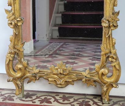 null Miroir à parcloses de forme rectangulaire en bois sculpté et doré sur fond rechampi...