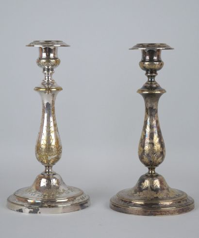 null CHRISTOFLE

Pair of candlesticks in silver plated metal with chased decoration...