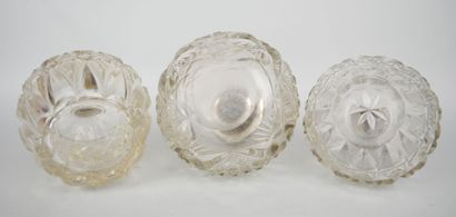 null Suite de 3 flacons en forme de boule en cristal taillé à décor de croisillons,...