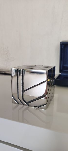 Cube.

Mirror polished stainless steel. 1989.

6,5cm...