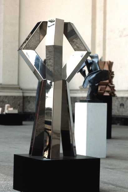 null 
Dialogue 2.




Mirror polished stainless steel. 1989.




1m50 x 70cm x 70cm.




Weight...