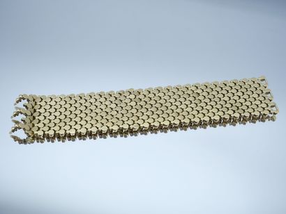 null Large bracelet manchette souple en or 750 millièmes à décor de billes. Longueur...