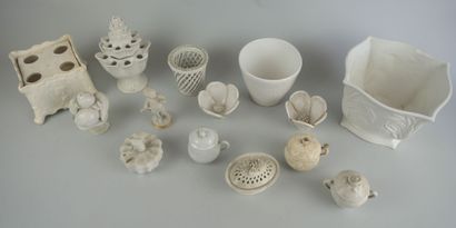 null Set of shaped pieces in white glazed ceramic including :

- a cachepot with...