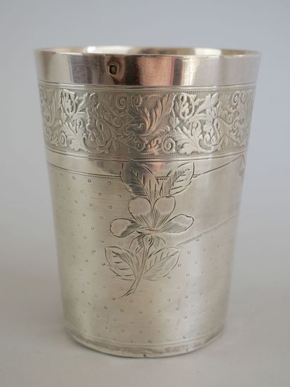 null Cup with handle out of silver 925 thousandth, engraved of a decoration of medallions...