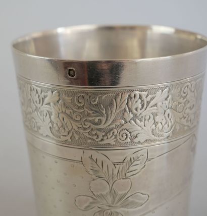 null Cup with handle out of silver 925 thousandth, engraved of a decoration of medallions...