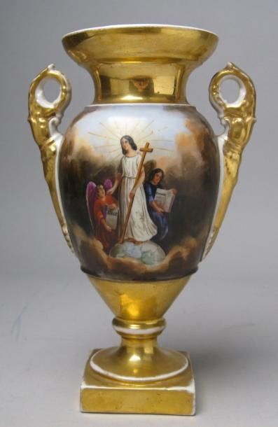 null Vase fuseau en porcelaine polychrome et dorée. XIXème siècle.