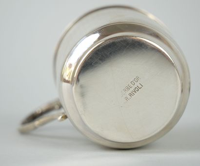 null Tasse et sa sous-tasse en argent 925 millièmes à décor guilloché, la tasse présentant...