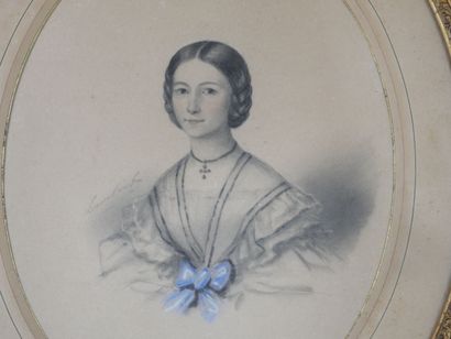 null École française du XIXème siècle 
Portrait de jeune femme au noeud bleu. 
Dessin...