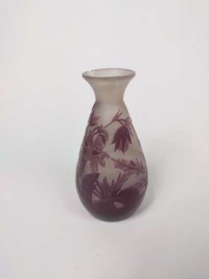 null GALLE
Petit vase piriforme en verre multicouches à décor floral dans les tons...