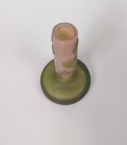 null GALLE
Vase miniature soliflore à base renflée et col tubulaire en verre multicouche...