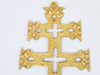 null Croix de pèlerin dite croix de CARAVACA en bronze à double traverses, à décor...