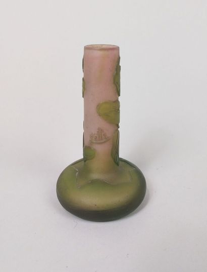 null GALLE
Vase miniature soliflore à base renflée et col tubulaire en verre multicouche...
