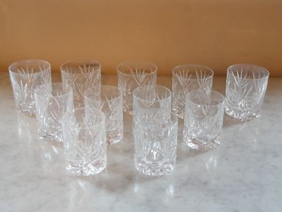null Un ensemble de verres à Whisky en cristal taillé comprenant:
- 6 verres (9 x...