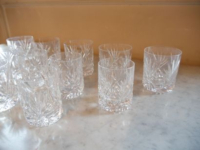 null Un ensemble de verres à Whisky en cristal taillé comprenant:
- 6 verres (9 x...