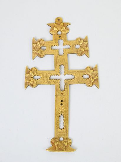 null Croix de pèlerin dite croix de CARAVACA en bronze à double traverses, à décor...