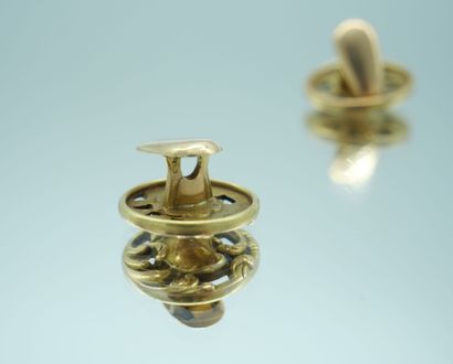 null Pair of cufflinks in gold 750 thousandths with openwork decoration of foliage...