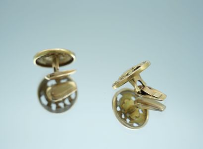 null Pair of cufflinks in gold 750 thousandths with openwork decoration of foliage...