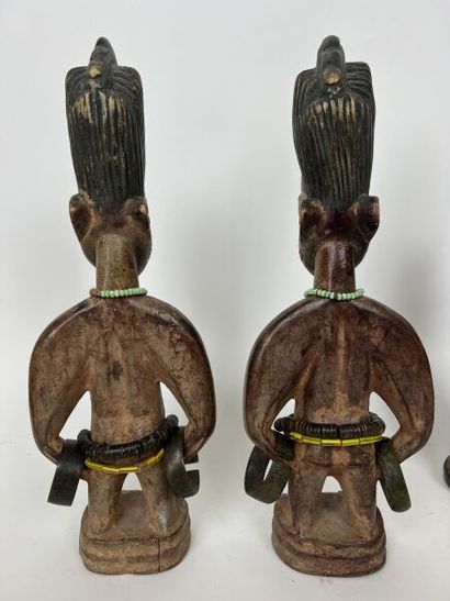 null NIGERIA - Peuple YORUBA



-Paire de statuettes pour le culte IBEDJI, féminine...