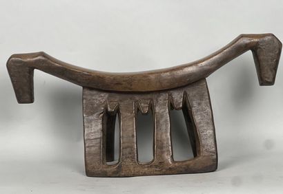 null SUDAN - DINKA people

Zoomorphic neck rest. Very nice brown patina. 

H. 20...