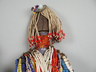 null CAMEROUN - peuple NAMJI

Lot de trois poupées de bois recouvert de perles multicolores,...