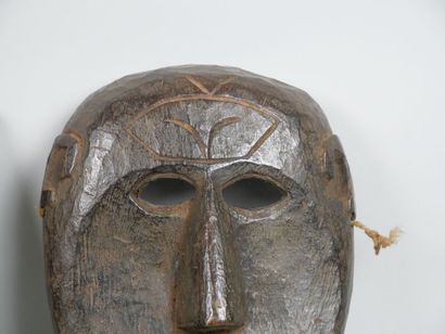 null NEPAL - peuple MAGAR

Lot de deux masques en bois, patine brune, érosion et...