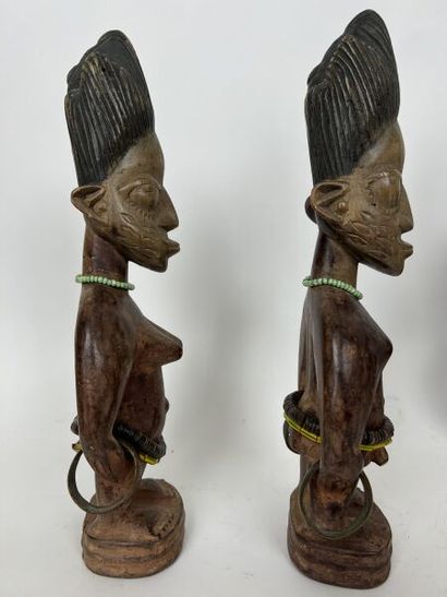 null NIGERIA - Peuple YORUBA



-Paire de statuettes pour le culte IBEDJI, féminine...