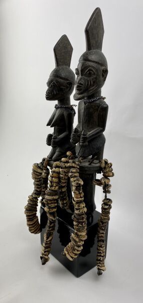 null NIGERIA - Peuple YORUBA

Paire de bâtons de danse dédiés au culte de SHANGO,...