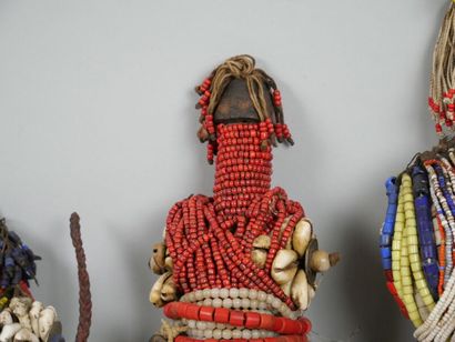 null CAMEROUN - peuple NAMJI

Lot de trois poupées de bois recouvert de perles multicolores,...