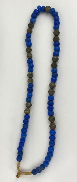 null NIGERIA - Peuple HAOUSSA

Lot de quatre colliers de perles : un collier en perles...