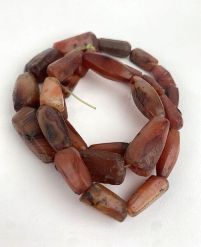 null NIGERIA - Peuple HAOUSSA

Lot de quatre colliers de perles : un collier en perles...