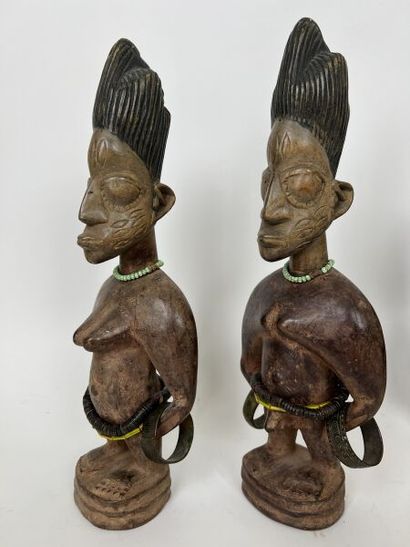 null NIGERIA - Peuple YORUBA



-Paire de statuettes pour le culte IBEDJI, féminine...