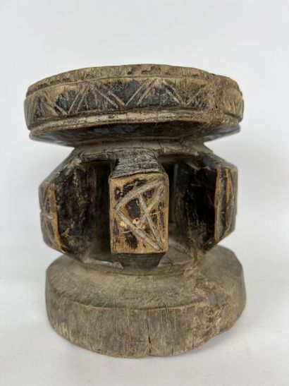 null MALI - Peuple DOGON - région de MOPTI.

Lot de trois objets : 
- une poterie...