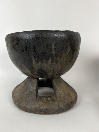 null MALI - Peuple DOGON - région de MOPTI.

Lot de trois objets : 
- une poterie...