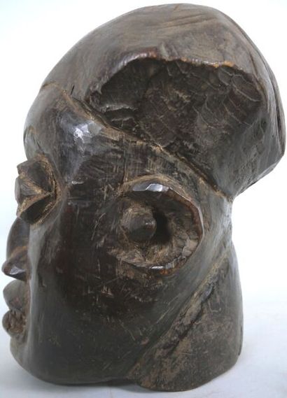 null CAMEROUN - peuple KOM

Masque casque à patine noire et brillante

H. 34 cm

Consultant...