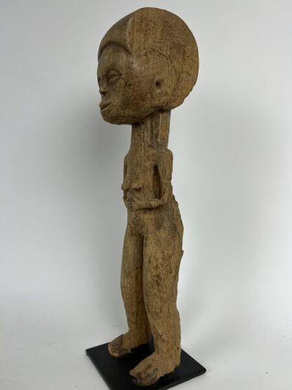 null TANZANIE - Peuple KWERE

Statuette féminine en bois clair, les mains posées...