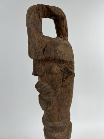 null NIGERIA - Peuple TIV

-Haut de poteau "IHEMBE" en bois d'acajou, représentant...