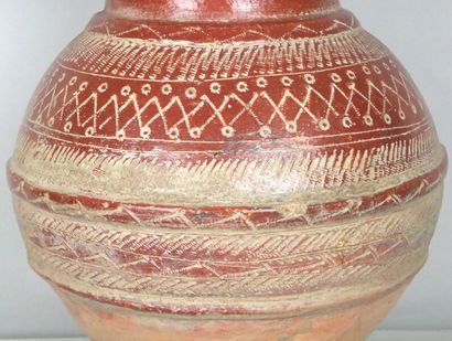 null MALI - peuple BOZO

Jarre en terre cuite "CANARI" à engobe rouge finement décorée...