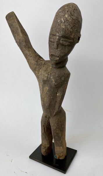 null BURKINA FASO - Peuple LOBI

Lot de trois statuettes BATEBA, l'une avec le bras...