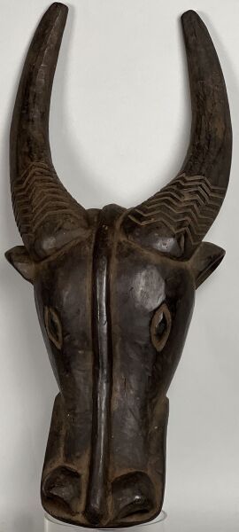 null CAMEROUN - peuple BAMILEKE

Masque casque sculpté de la tête d'un buffle région...