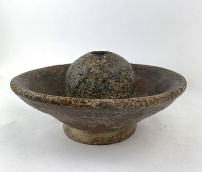 null MALI - Culture du GIMBALA

-Lot de quatre poteries culinaires en terre cuite...